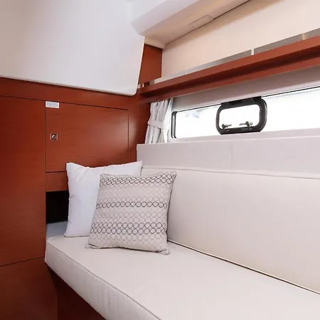 Botel Jeanneau Leader 36- Mihael *